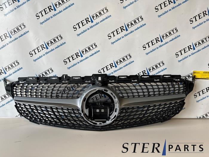 Nowe Grill Mercedes C (W205) C-180 1.6 CDI BlueTEC, C-180 d 16V Cena € 180,90 Z VAT oferowane przez Sterparts Mercedes specialist
