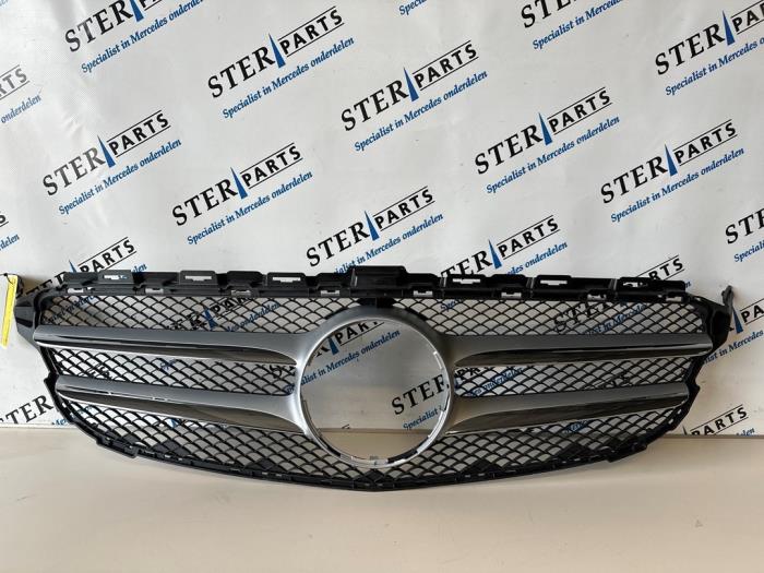Grille from a Mercedes-Benz C (W205) C-200 2.0 CGI 16V 2016