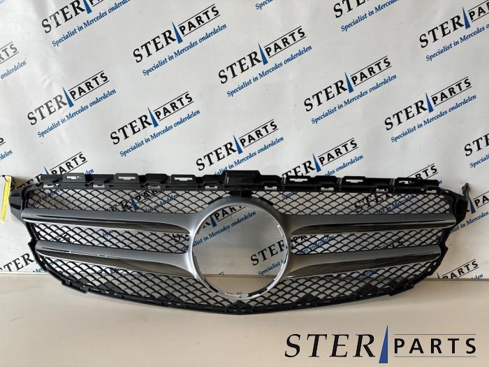 Begagnade Grill Mercedes C (W205) C-200 2.0 CGI 16V Pris € 49,50 Marginaltabell erbjuds av Sterparts Mercedes specialist