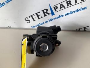 Używane Mechanizm zamka tylnej klapy Mercedes SLK (R170) 2.3 230 K 16V Cena € 75,00 Procedura marży oferowane przez Sterparts Mercedes specialist