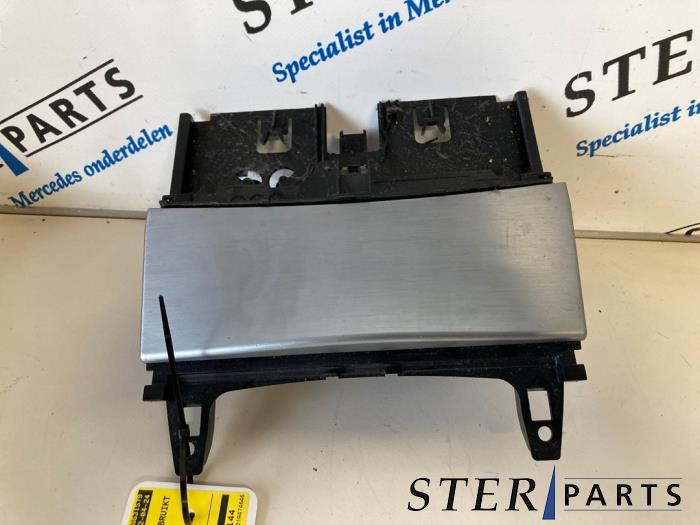 Begagnade Askkopp, fram Mercedes C (W204) 2.2 C-180 CDI 16V BlueEFFICIENCY Pris € 24,95 Marginaltabell erbjuds av Sterparts Mercedes specialist