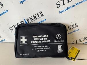 Używane Apteczka pierwszej pomocy Mercedes B (W245,242) 2.0 B-200 16V Turbo Cena € 14,95 Procedura marży oferowane przez Sterparts Mercedes specialist
