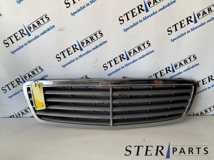 Używane Grill Mercedes C (W203) 2.7 C-270 CDI 20V Cena € 30,00 Procedura marży oferowane przez Sterparts Mercedes specialist