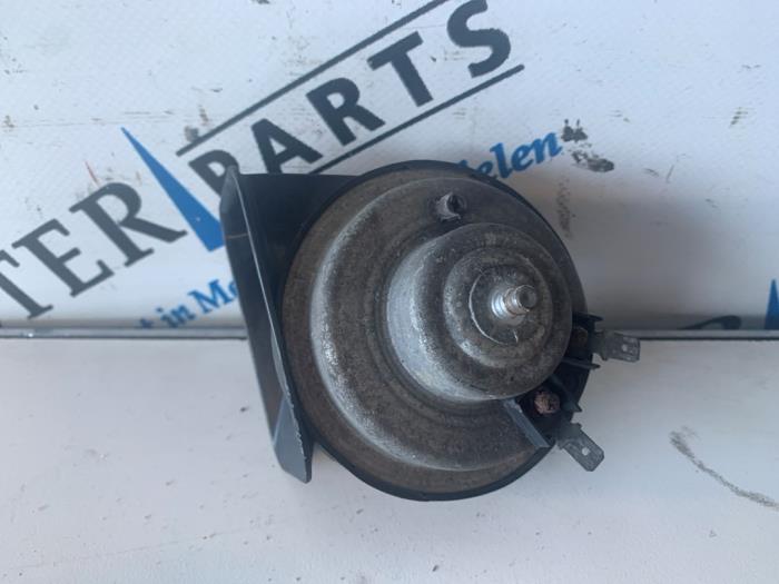 Horn from a Mercedes-Benz C (W203) 2.7 C-270 CDI 20V 2004