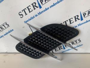 Begagnade Luftintag, huv, höger Mercedes SL (R231) 350 CGI 3.5 V6 24V Pris € 59,50 Marginaltabell erbjuds av Sterparts Mercedes specialist