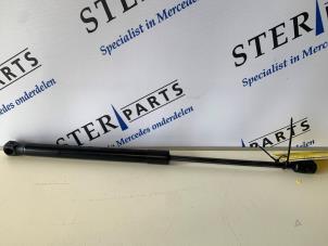 Begagnade Gasfjäder, vänster bak Mercedes SL (R231) 350 CGI 3.5 V6 24V Pris € 14,95 Marginaltabell erbjuds av Sterparts Mercedes specialist