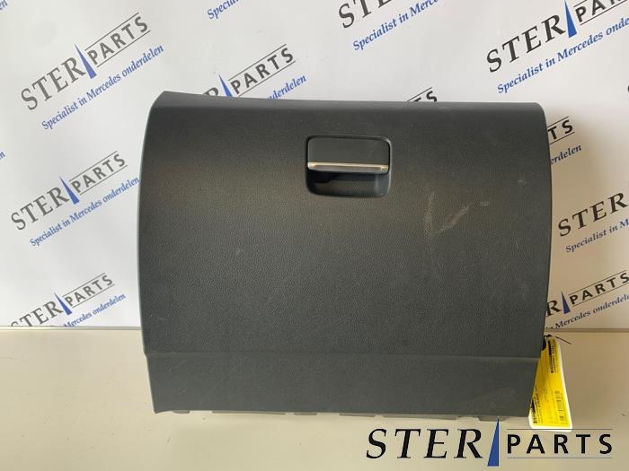 Begagnade Handskfack Mercedes B (W246/W242) 1.8 B-180 CDI BlueEFFICIENCY 16V Pris € 34,95 Marginaltabell erbjuds av Sterparts Mercedes specialist