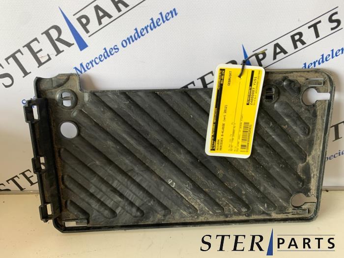 Begagnade Batterilåda Mercedes B (W246/W242) 1.8 B-180 CDI BlueEFFICIENCY 16V Pris € 4,95 Marginaltabell erbjuds av Sterparts Mercedes specialist