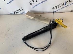 Used Front seatbelt buckle, right Mercedes S (W221) 4.0 S-420 CDI V8 32V Price € 74,50 Margin scheme offered by Sterparts Mercedes specialist