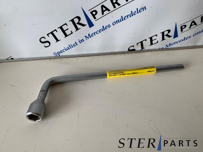 Begagnade Fälgkors Mercedes S (W221) 4.0 S-420 CDI V8 32V Pris € 7,50 Marginaltabell erbjuds av Sterparts Mercedes specialist