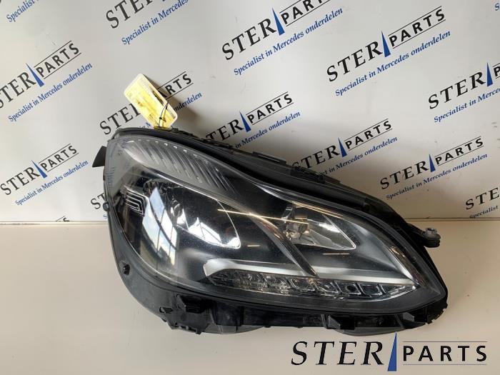 Używane Reflektor prawy Mercedes E (W212) E-220 CDI 16V BlueEfficiency Cena € 495,00 Procedura marży oferowane przez Sterparts Mercedes specialist
