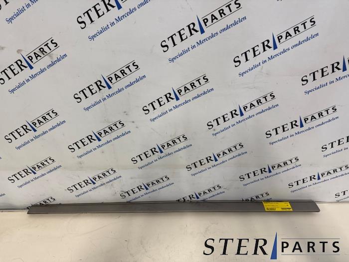 Begagnade Dörrstripe Mercedes E Combi (S211) 3.2 E-320 CDI 24V Pris € 24,95 Marginaltabell erbjuds av Sterparts Mercedes specialist
