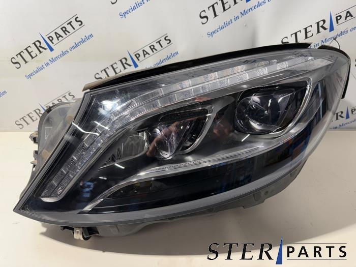 Używane Reflektor lewy Mercedes S (222.0/222.1) 3.0 S-400 24V 4-Matic Cena € 1.808,95 Z VAT oferowane przez Sterparts Mercedes specialist