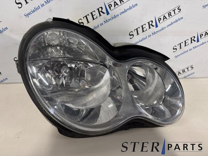 Używane Reflektor prawy Mercedes C Combi (S203) 2.2 C-200 CDI 16V Cena € 74,95 Procedura marży oferowane przez Sterparts Mercedes specialist