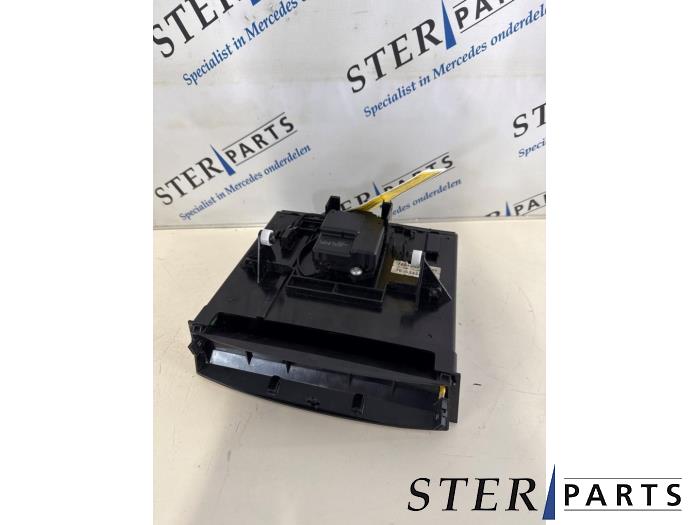 Begagnade Handskfack Mercedes E Combi (S211) 3.2 E-320 CDI 24V Pris € 45,00 Marginaltabell erbjuds av Sterparts Mercedes specialist