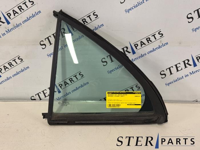 Usados Ventanilla triangular derecha detrás Mercedes C Combi (S203) 2.0 C-180 16V Precio € 24,95 Norma de margen ofrecido por Sterparts Mercedes specialist