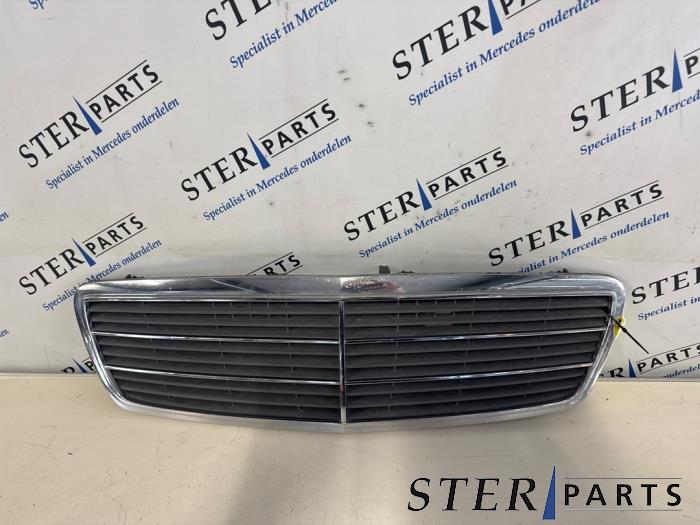 Używane Grill Mercedes C (W203) 2.0 C-180 16V Cena € 24,95 Procedura marży oferowane przez Sterparts Mercedes specialist