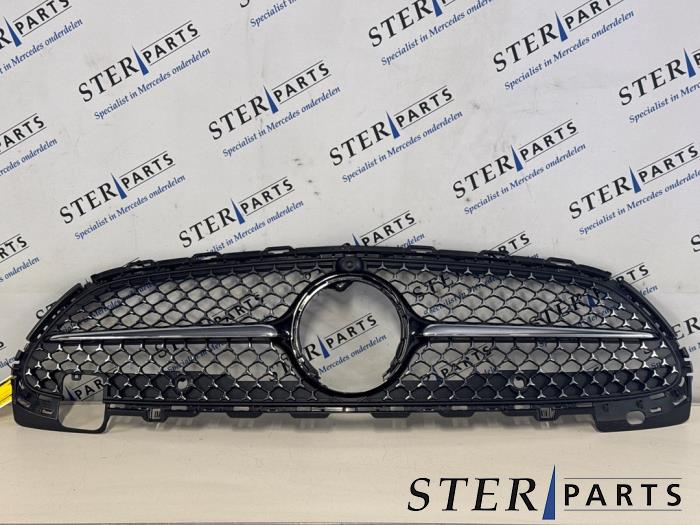 Używane Grill Mercedes C (W206) C-300 2.0 EQ Boost Turbo 4-Matic Cena € 149,50 Procedura marży oferowane przez Sterparts Mercedes specialist