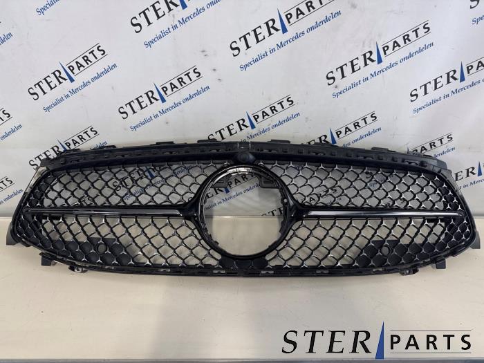 Używane Grill Mercedes CLA (118.3) 1.3 CLA-180 Turbo 16V Mild Hybrid Cena € 149,50 Procedura marży oferowane przez Sterparts Mercedes specialist