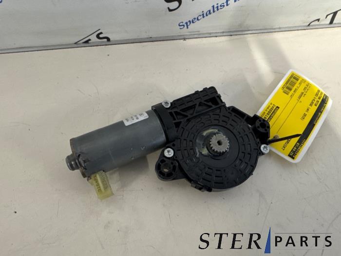 Używane Silnik szyberdachu Mercedes C (W205) C-350 e 2.0 16V Cena € 39,50 Procedura marży oferowane przez Sterparts Mercedes specialist