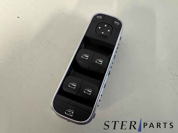 Usados Interruptor combinado de ventanillas Mercedes B (W247) 1.3 B-180 Turbo 16V Mild Hybrid Precio € 44,95 Norma de margen ofrecido por Sterparts Mercedes specialist