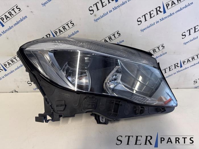 Używane Reflektor prawy Mercedes GLA (156.9) 1.5 180 CDI, d 16V Cena € 229,84 Z VAT oferowane przez Sterparts Mercedes specialist