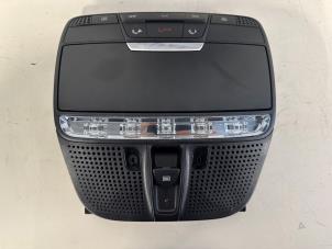 Używane Oswietlenie wewnetrzne przód Mercedes C (W205) C-200 2.0 CGI 16V Cena € 39,50 Procedura marży oferowane przez Sterparts Mercedes specialist