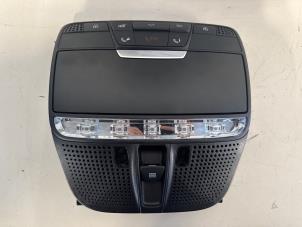Używane Oswietlenie wewnetrzne przód Mercedes C (W205) C-200 2.0 CGI 16V Cena € 39,50 Procedura marży oferowane przez Sterparts Mercedes specialist
