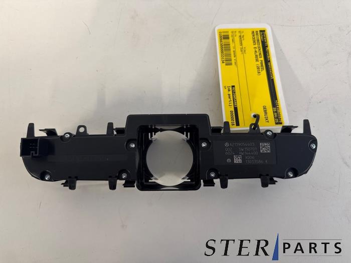 Radio control panel Mercedes E E-200 2.0 Turbo 16V - A2139054403 MERCEDES