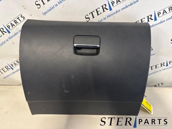 Begagnade Handskfack Mercedes B (W246/W242) B-250 e Pris € 34,95 Marginaltabell erbjuds av Sterparts Mercedes specialist