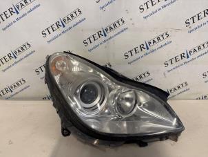 Używane Reflektor prawy Mercedes CLS (C219) 350 3.5 V6 18V Cena € 149,50 Procedura marży oferowane przez Sterparts Mercedes specialist