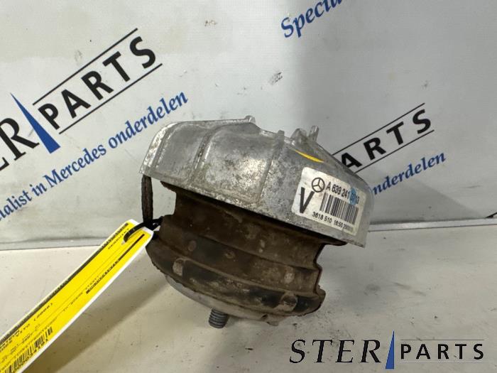 Used Engine mount Mercedes Vito (639.7) 3.0 122 CDI V6 24V Price € 24,14 Inclusive VAT offered by Sterparts Mercedes specialist