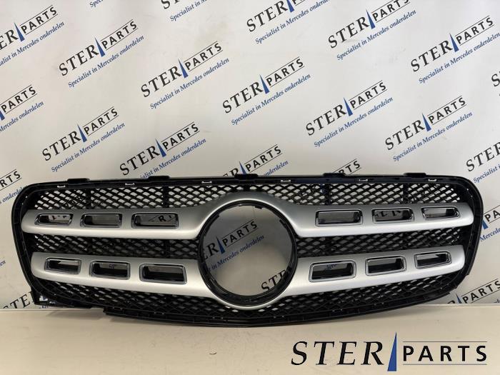 Używane Grill Mercedes GLA (156.9) 2.0 200 Turbo 16V Cena € 241,94 Z VAT oferowane przez Sterparts Mercedes specialist