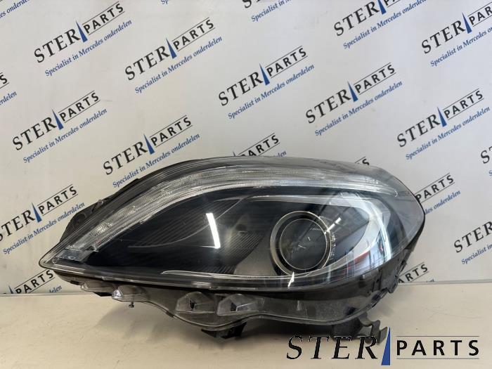 Używane Reflektor lewy Mercedes B (W246/W242) 1.6 B-180 BlueEFFICIENCY Turbo 16V Cena € 295,00 Procedura marży oferowane przez Sterparts Mercedes specialist