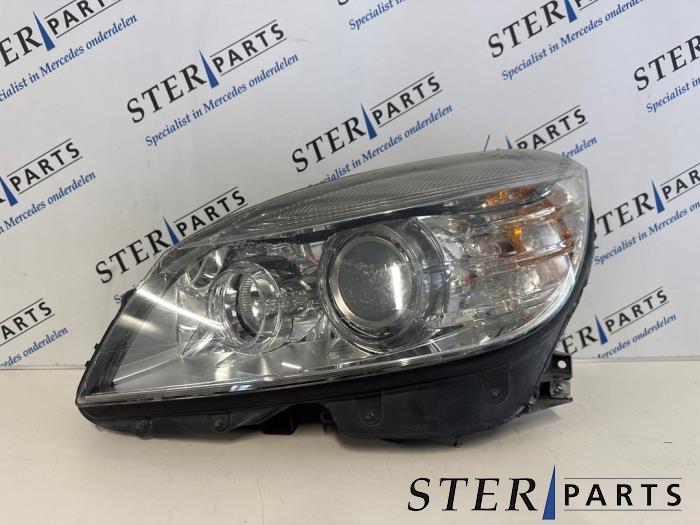 Używane Reflektor lewy Mercedes C Estate (S204) 1.8 C-200 CGI 16V Cena € 195,00 Procedura marży oferowane przez Sterparts Mercedes specialist
