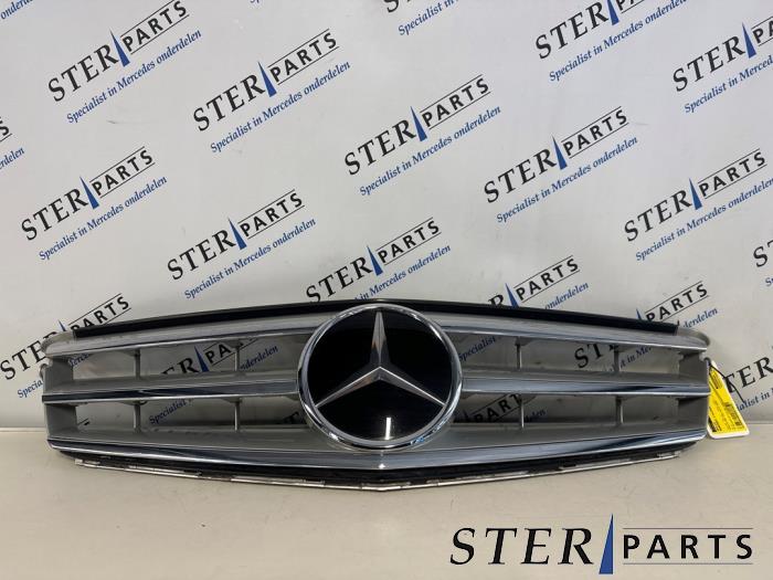 Begagnade Grill Mercedes C Estate (S204) 1.8 C-250 CGI 16V Pris € 249,50 Marginaltabell erbjuds av Sterparts Mercedes specialist