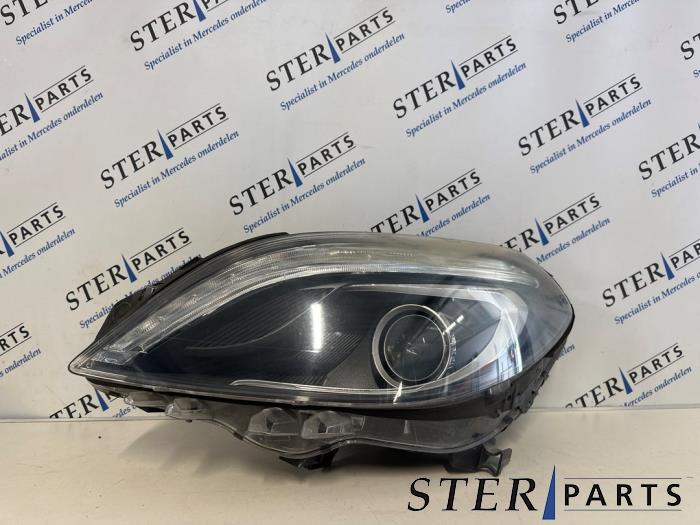 Używane Reflektor lewy Mercedes B (W246/W242) 1.6 B-180 BlueEFFICIENCY Turbo 16V Cena € 295,00 Procedura marży oferowane przez Sterparts Mercedes specialist