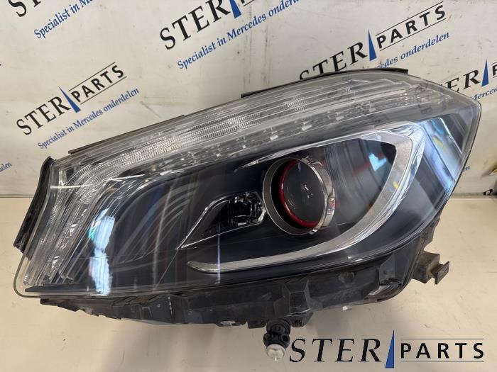 Używane Reflektor lewy Mercedes A-Klasse AMG (W176) 2.0 A-45 AMG Turbo 16V 4-Matic Cena € 795,00 Procedura marży oferowane przez Sterparts Mercedes specialist