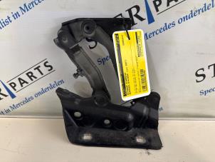 Usagé Charnière capot Mercedes B (W245) 2.0 B-200 16V Turbo Prix € 12,95 Règlement à la marge proposé par Sterparts Mercedes specialist