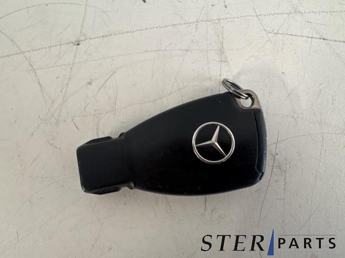 Usagé Clé Mercedes B (W245) 2.0 B-200 16V Turbo Prix € 14,95 Règlement à la marge proposé par Sterparts Mercedes specialist