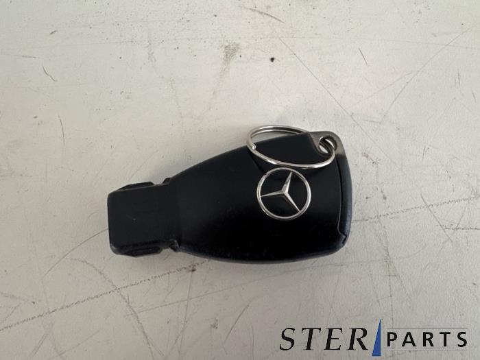 Usagé Clé Mercedes B (W245) 2.0 B-200 16V Turbo Prix € 14,95 Règlement à la marge proposé par Sterparts Mercedes specialist