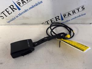 Begagnade Främre bältesspänne, vänster Mercedes E Combi (S211) 1.8 E-200 K 16V Pris € 19,95 Marginaltabell erbjuds av Sterparts Mercedes specialist