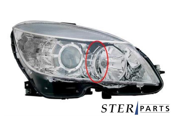 Nowe Reflektor prawy Mercedes C (W204) 1.6 C-180 16V BlueEfficiency Cena € 181,44 Z VAT oferowane przez Sterparts Mercedes specialist