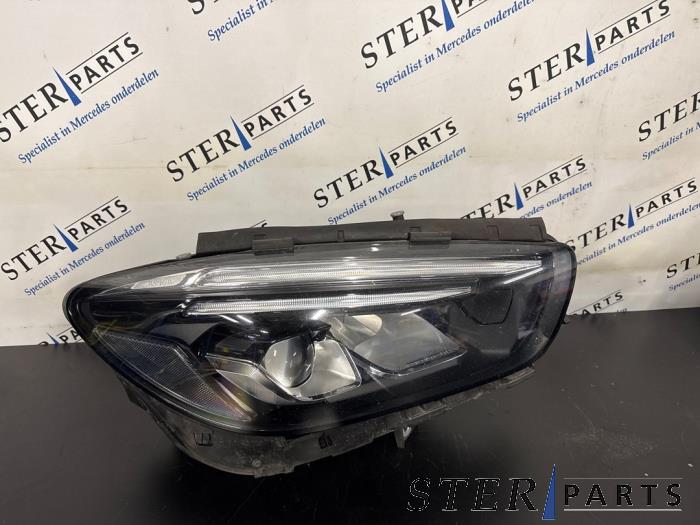 Używane Reflektor prawy Mercedes B (W247) 2.0 B-200d Cena € 795,00 Procedura marży oferowane przez Sterparts Mercedes specialist
