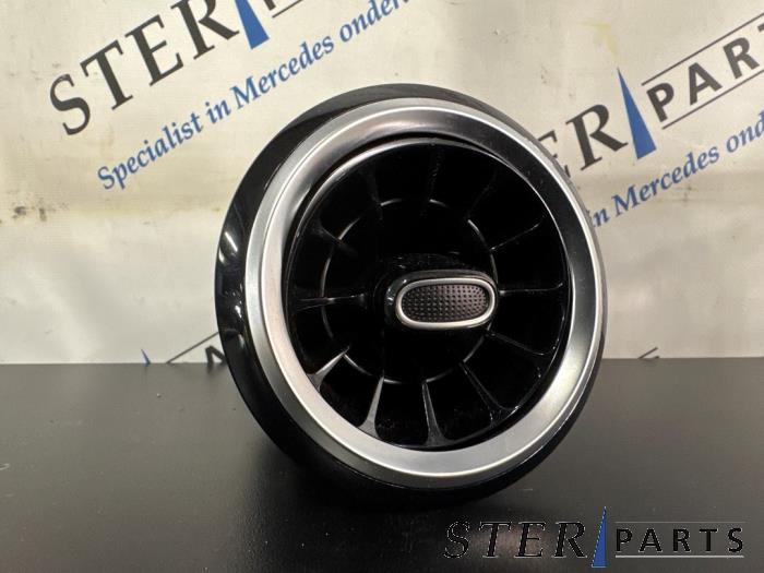 Begagnade Luftmunstycke, instrumentbräda Mercedes B (W247) 2.0 B-200d Pris € 12,50 Marginaltabell erbjuds av Sterparts Mercedes specialist