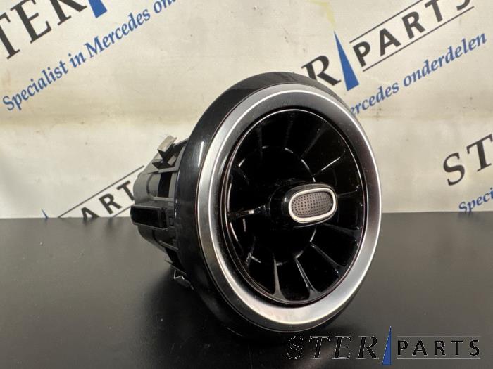 Begagnade Luftmunstycke, instrumentbräda Mercedes B (W247) 2.0 B-200d Pris € 12,50 Marginaltabell erbjuds av Sterparts Mercedes specialist