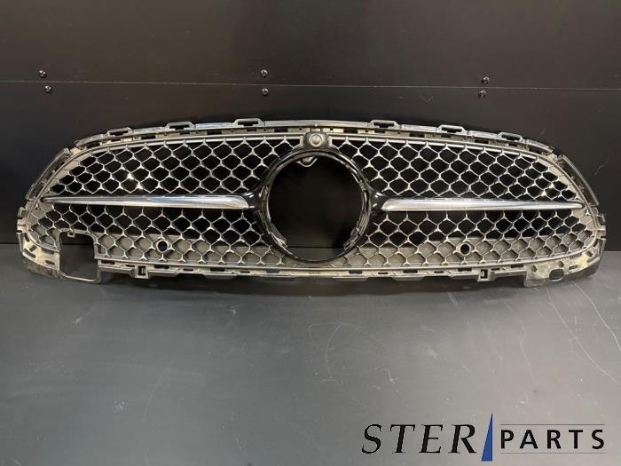 Używane Grill Mercedes C (W206) C-300 2.0 EQ Boost Turbo Cena € 195,00 Procedura marży oferowane przez Sterparts Mercedes specialist