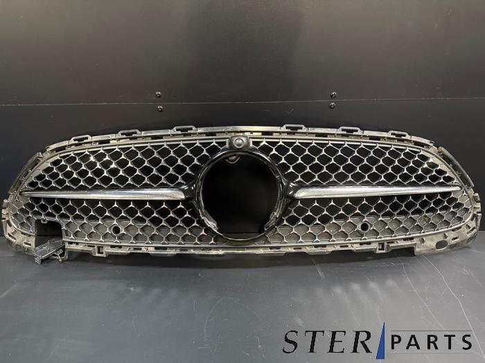 Używane Grill Mercedes C (W206) C-300 2.0 EQ Boost Turbo Cena € 195,00 Procedura marży oferowane przez Sterparts Mercedes specialist