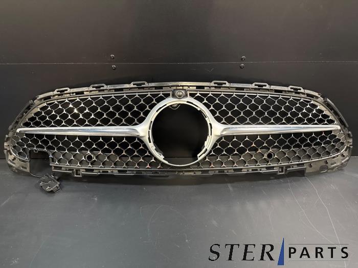 Używane Grill Mercedes C (W206) C-300 2.0 EQ Boost Turbo Cena € 195,00 Procedura marży oferowane przez Sterparts Mercedes specialist