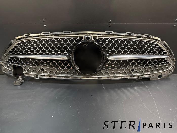 Używane Grill Mercedes C (W206) C-300 2.0 EQ Boost Turbo Cena € 149,50 Procedura marży oferowane przez Sterparts Mercedes specialist